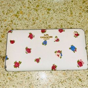 Beautiful wallet almost new beautiful flower print . No stains, rips nor smells